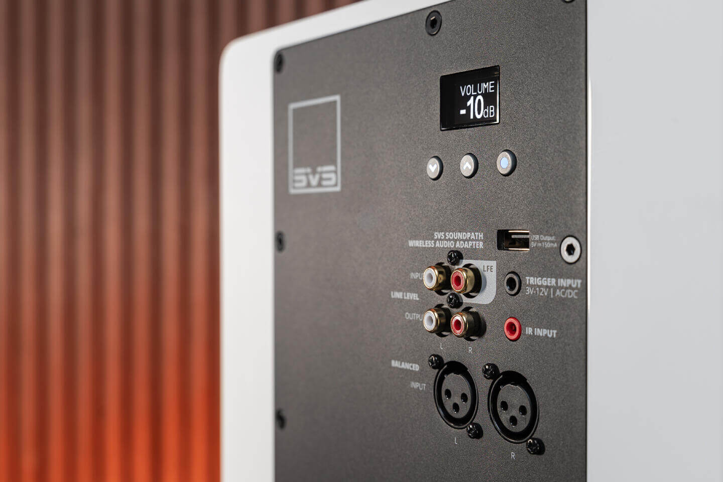 Bakside av SVS 3000 Micro subwoofer med tilkoblingsporter og volumkontroll
